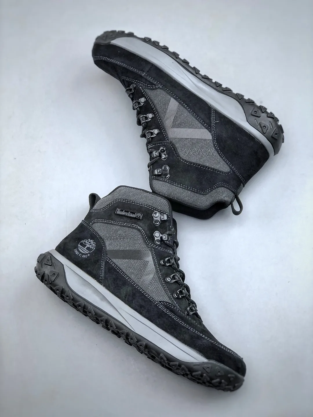 Welfare special offer 💰398 New arrival 🚀Timberland Timberland outdoor high-top casual Martin boots series Guangdong factory quality Original box original packaging The fabric is made of Italian 🇮🇹 top-grade frosted fine-grained cowhide. It is paired with anti-odor and anti-corrosion genuine leather latex insoles to give you a perfect wearing experience. High-quality and durable, a must-have for sportsmen. Specially designed to treat those who are not handsome. High-quality and first-class foot feel. Size: 39-44